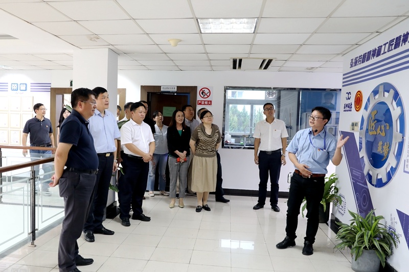 2020年7月29日，時(shí)任浙江省政協(xié)常委、社法委副主任、省總工會(huì)副主席、一級(jí)巡視員董建偉蒞臨景興紙業(yè)調(diào)研新時(shí)代工匠培育工作